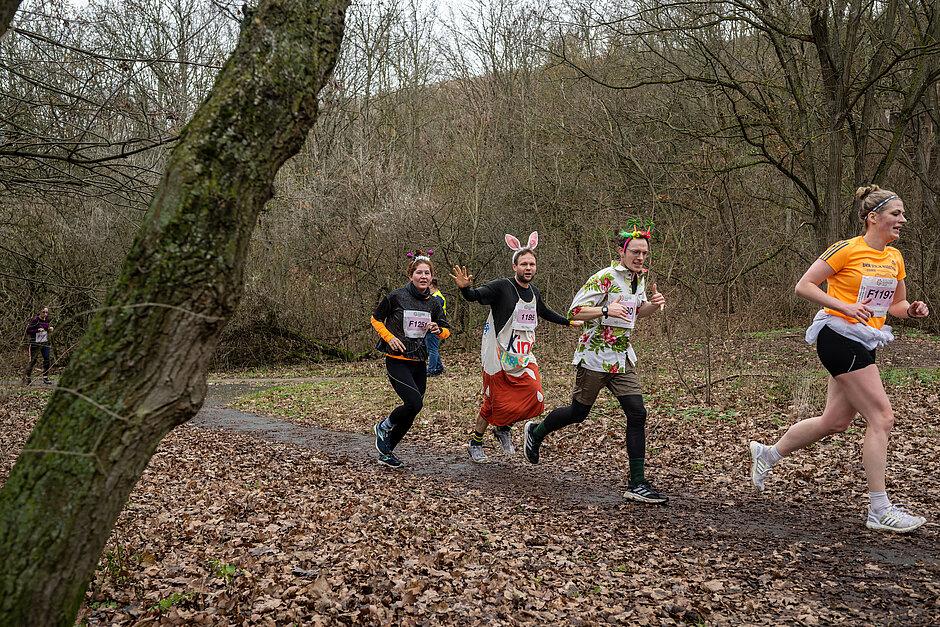 Berliner Silvesterlauf: Kostümierte Läufer:innen 2022 im Grunewald @ SCC EVENTS / Tilo Wiedensohler