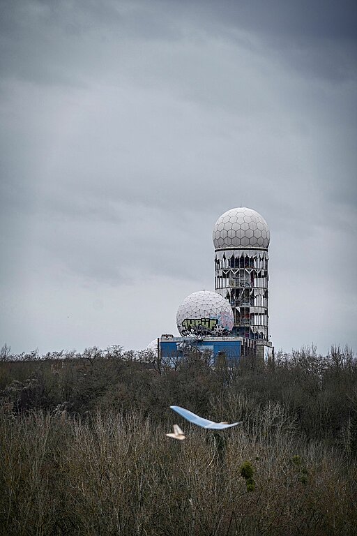 Berlin New Year's Eve run: Weathered radar stations from the Cold War stand on the Teufelsberg @ SCC EVENTS / Sportograf