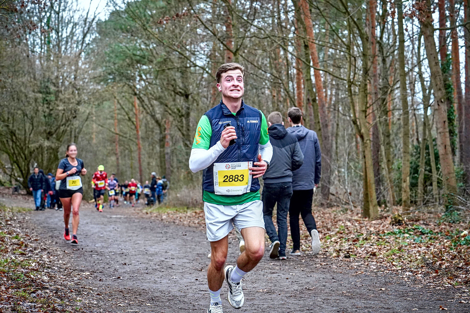 Berliner Silvesterlauf: Männlicher Läufer hat sich auf der Strecke im Wald von einer Gruppe abgesetzt @ SCC EVENTS / Sportografen