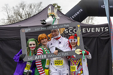 Runners with costumes as a photo subject in a large picture frame @ SCC EVENTS/Jean-Marc Wiesner