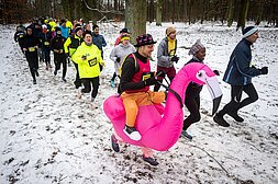 Gut gelaunt und mit jeder Menge Spaß liefen die Teilnehmenden durch den verschneiten Grunewald beim Berliner Silvesterlauf 2025.
