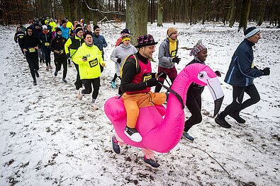 Gut gelaunt und mit jeder Menge Spaß liefen die Teilnehmenden durch den verschneiten Grunewald beim Berliner Silvesterlauf 2025.