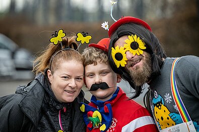 Berliner Silvesterlauf 2022: Kostümierte Teilnehmerfamilie @ SCC EVENTS/Tilo Wiedensohler (camera4)