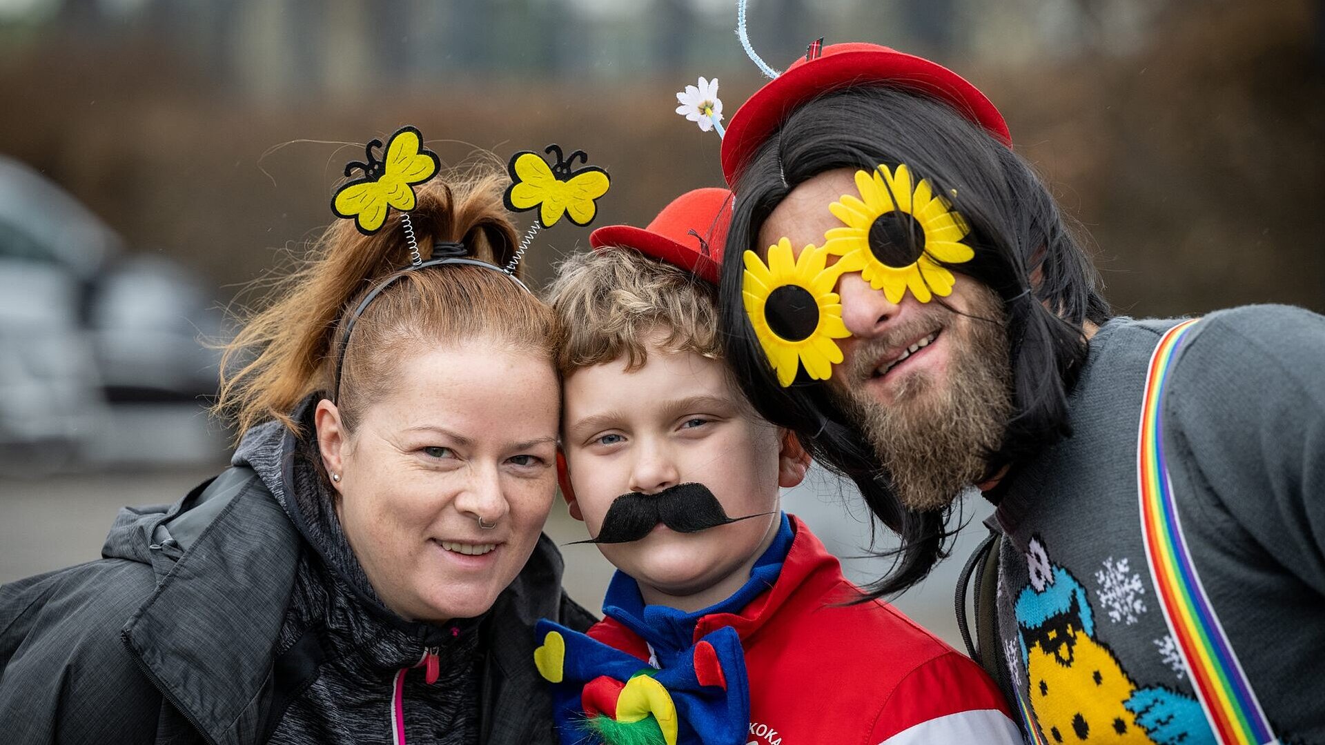 Berliner Silvesterlauf 2022: Kostümierte Teilnehmerfamilie